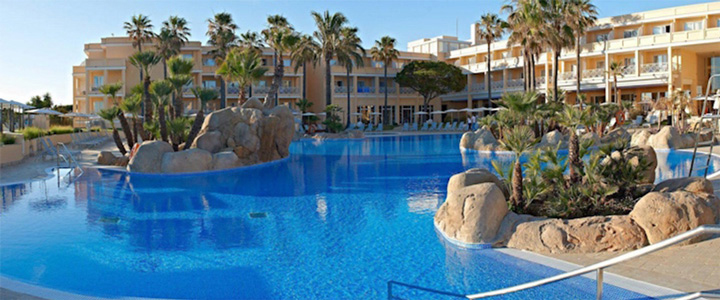 Das TUI BLUE Playa La Barrosa liegt direkt am weitläufigen Sandstrand der Costa de la Luz in Spanien. Dünen und das offene Meer prägen die Küstenlandschaft.